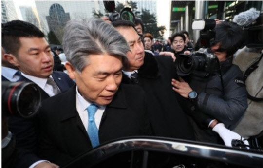 윤종원 기업은행장이 지난 3일 오전 첫 출근을 시도했지만, 노조의 반발에 부딪혀 발길을 돌렸다.<사진: 연합뉴스>
